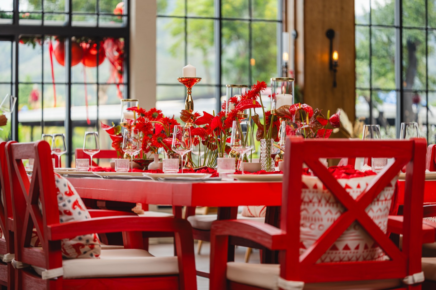 ETNA red table setting with floral decor